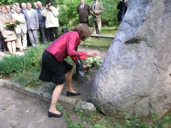 Hrabina skada kwiaty na grobie dziadka